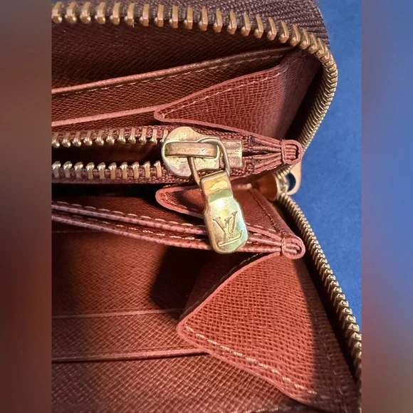 Louis Vuitton Monogram Zippy Wallet - Picture 7 of 10